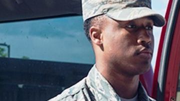 Sedric Franklin, sargento de la Fuerza Aérea, presentó los restos de otra víctima por identificar