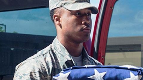 Sedric Franklin, sargento de la Fuerza Aérea, presentó los restos de otra víctima por identificar