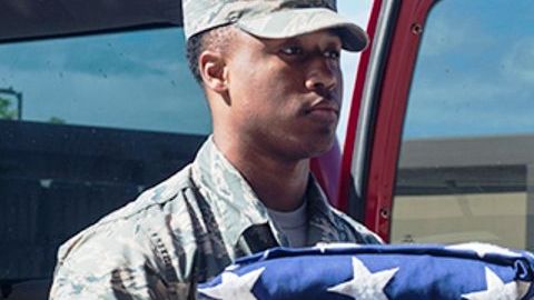 Sedric Franklin, sargento de la Fuerza Aérea, presentó los restos de otra víctima por identificar