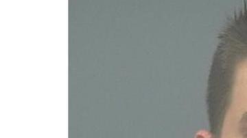 Fue arrestado después de estamparse en un árbol