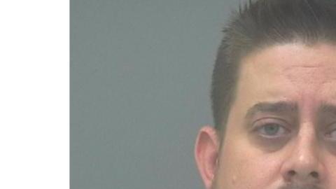 Fue arrestado después de estamparse en un árbol