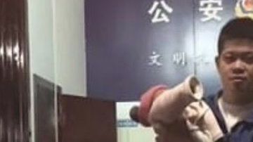 El hombre fue cegado por la ira.