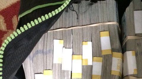 Aquí, parte del dinero encontrado en la caja fuerte.