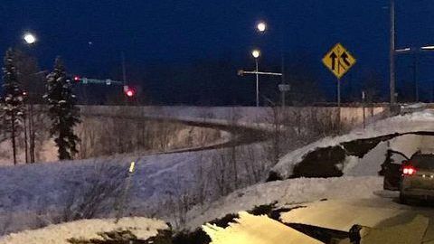 Imagen del daño del terremoto en Anchorage, Alaska de @jlennyb.