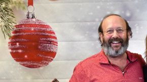 Harold y Tina Ehrenberg sonríen con su premio.