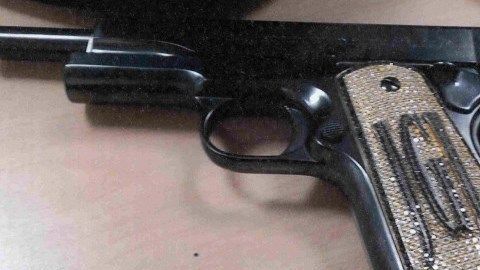 Pistola de diamantes con las iniciales de El Chapo