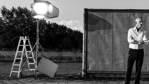 Eros Ramazzotti estrena material.