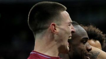 El mexicano Javier Hernández festeja el cuarto gol del West Ham ante el Burnley FC. (Foto: Marc Atkins/Getty Images)