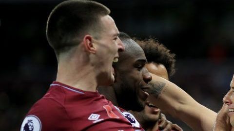 El mexicano Javier Hernández festeja el cuarto gol del West Ham ante el Burnley FC. (Foto: Marc Atkins/Getty Images)