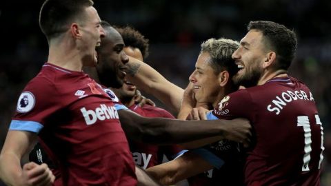 El mexicano Javier Hernández festeja el cuarto gol del West Ham ante el Burnley FC. (Foto: Marc Atkins/Getty Images)