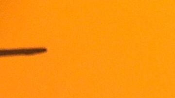 Un negocio arrasado por las llamas continúa ardiendo un día después.