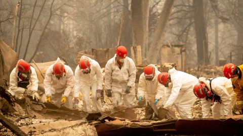 Rescatistas escudriñan los escombros en busca de restos humanos en Paradise.