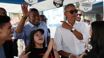 Barack Obama y Andrew Gillum llegan a comer a Coyo Taco en Miami.