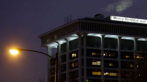 El cerco policial alrededor del hospital en Chicago.