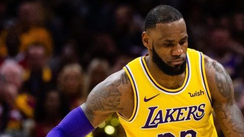LeBron James llevó a la victoria a Los Angeles Lakers en su visita a Cleveland.
