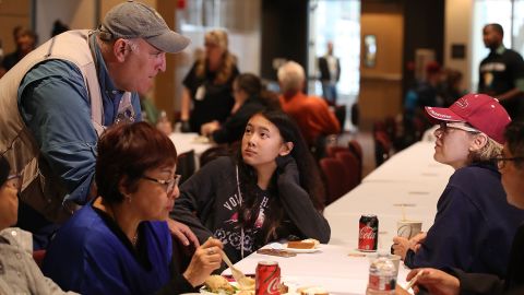 José Andrés con evacuados del incendio Camp Fire el recién pasado Thanksgiving en California.