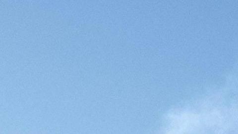 Un grupo de inmigrantes trató de cruzar el muro para llegar a suelo de EEUU