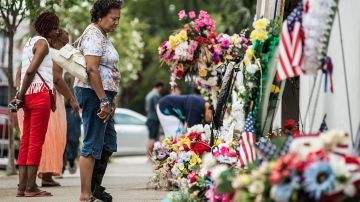 Memorial fuera de la iglesia Emanuel AME el 31 de julio de 2015 en Charleston, Carolina del Sur.  Sean Rayford/Getty Images