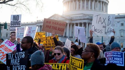 Protesta contra la ley fiscal de Trump ante el Capitolio.