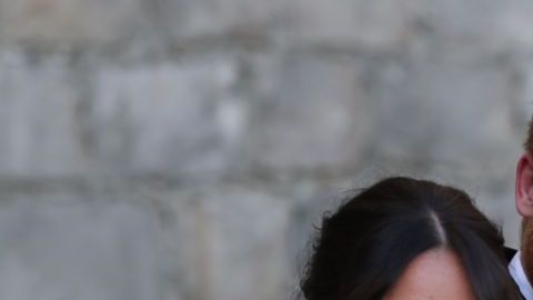 El Principe Harrys y su esposa Meghan Markle en su Jaguar eléctrico