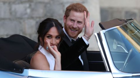 El Principe Harrys y su esposa Meghan Markle en su Jaguar eléctrico