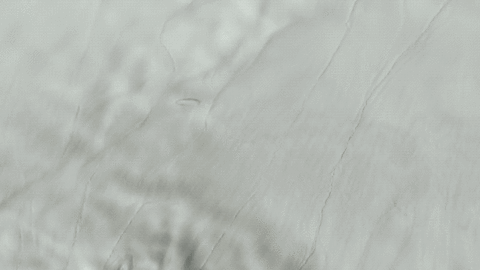 Dos vistas de la región del cráter Hiawatha: una cubierta por hielo, la otra con la roca debajo.