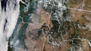 El incendio Mendocino a la der., y a la izq., una simulación HRRR-Smoke de la misma región.