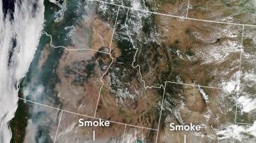 El incendio Mendocino a la der., y a la izq., una simulación HRRR-Smoke de la misma región.
