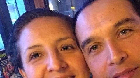 Hugo Mejía logró reunirse con su esposa Yadira y sus hijos después de ser liberado por el Servicio de Migración y Aduanas (ICE) dos días antes de Acción de Gracias. (Araceli Martinez/La Opinión).