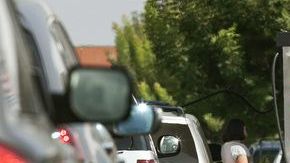 Largas filas se observaron en las gasolineras de la cadena Costco, que generalmente vende el combustible por debajo del precio regular.