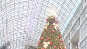 Muchos centros comerciales se mantendrán abiertos hasta entrada esta noche.