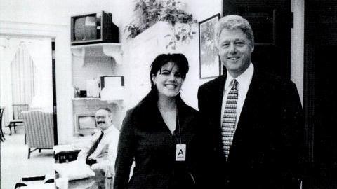 La ex becaria de la Casa Blanca Monica Lewinsky junto al presidente Bill Clinton.
