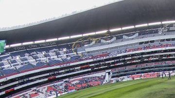 La cancha del estadio Azteca horas antes de la cancelación del juego de la NFL.