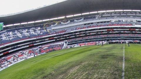 La cancha del estadio Azteca horas antes de la cancelación del juego de la NFL.