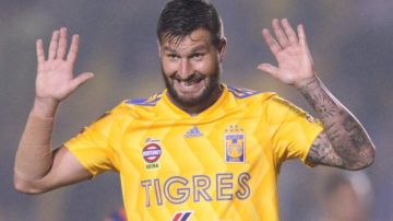 André-pierre Gignac de Tigres festeja su cuarto gol frente al Puebla.