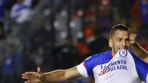 Edgar Mendez festeja su gol al Querétaro con el que Cruz Azul ya ve cerca la semifinal del Apertura 2018.