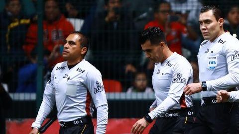 El equipo arbitral original del juego de cuartos entre Toluca y América en el estadio Nemesio Diez.
