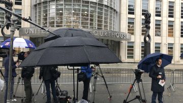 Reportes a las afueras de la Corte Federal de Brooklyn durante el primer día del juicio de El Chapo.