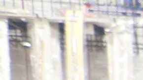 Adamary Matías (I) muestra junto a su madre, Nínive Santiago, (c) los vestidos que se probó. / foto: Jorge Luis Macías.