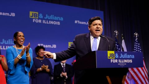 El gobernador de Illinois J. B. Pritzker también asistió a la fiesta, pero su portavoz dice que se fue a las 10:15 pm.