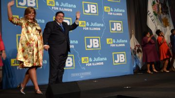 JB Pritzker, gobernador electo de Illinois, y su esposa Mary Kathryn Muenster en la fiesta para celebrar el triunfo demócrata en la elección por la gobernatura. (Belhú Sanabria / La Raza)