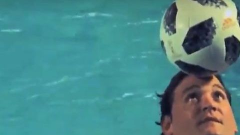 El cubano Jhoen Lefont y sus Récord Guinness de dominar el balón.