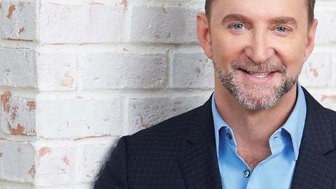 "Para las fiestas, me encantan los metálicos. Y agregar lentejuelas siempre es divertido para un cóctel", dice Kelly./Cortesía