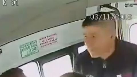 Los hechos quedaron grabados en una cámara de videovigilancia dela unidad.