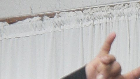 Skayde festejó en Chicago con la porra ruda sus 30 años como luchador enmascarado. (Javier Quiroz / La Raza)