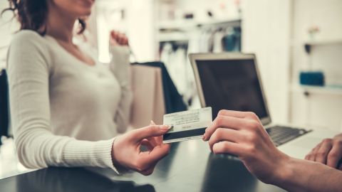 Las tarjetas de las tiendas tienen las tasas de intereses más altas./Shutterstock