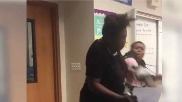 La grabación muestra muestra a un estudiante golpeando a una maestra de la preparatoria Frederick Douglass en Baltimore.