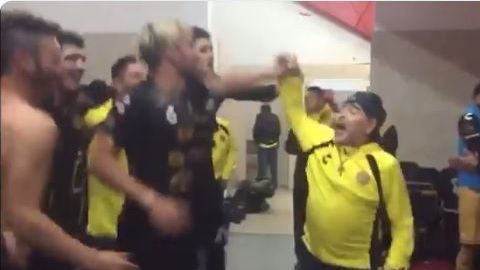Maradona bailó y cantó junto con sus jugadores en el vestuario del estadio