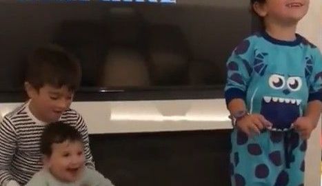 Los hijos de Messi se divierten y su papá los presume.