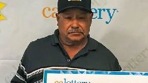 Miguel Calderón, con su premio de la Lotería de California.